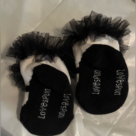 Newborn Baby Girl Bundle:2 mittens new, 1 cap new, 5 pair of socks 5 new, 2 used - Picture 9 of 10